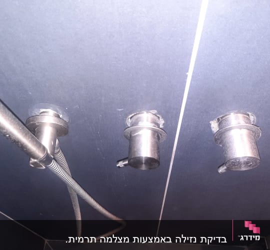 צינורות מתכת מתחת לכיור עם חיבורים